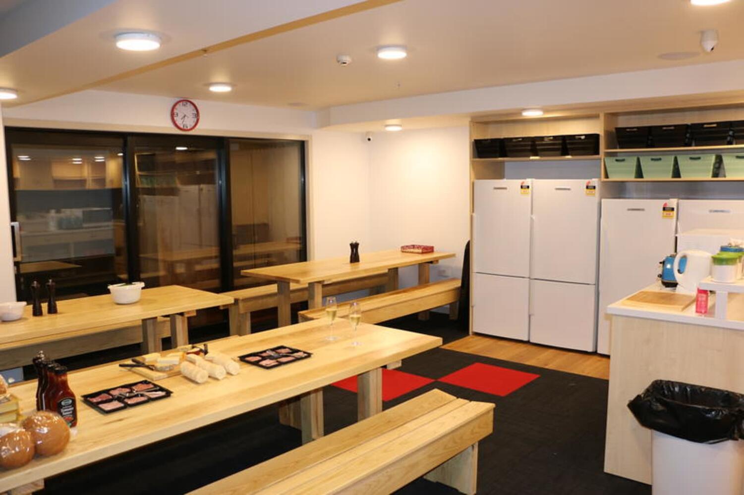 Adventure Q2 Hostel in Queenstown Prices 2021 (How to compare?)