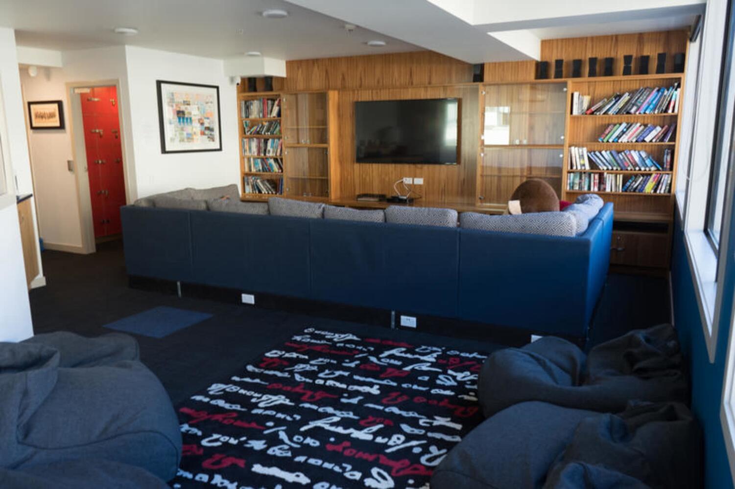 Adventure Q2 Hostel in Queenstown Prices 2021 (How to compare?)