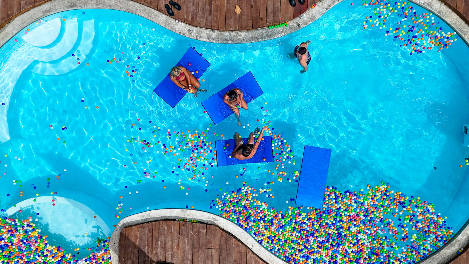 Base Ao Nang Beachfront, Ao Nang