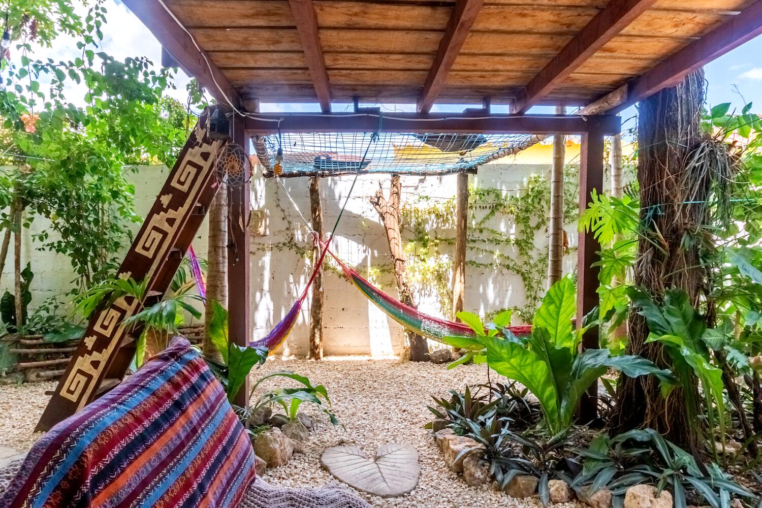 Ahau Tikal, Flores
