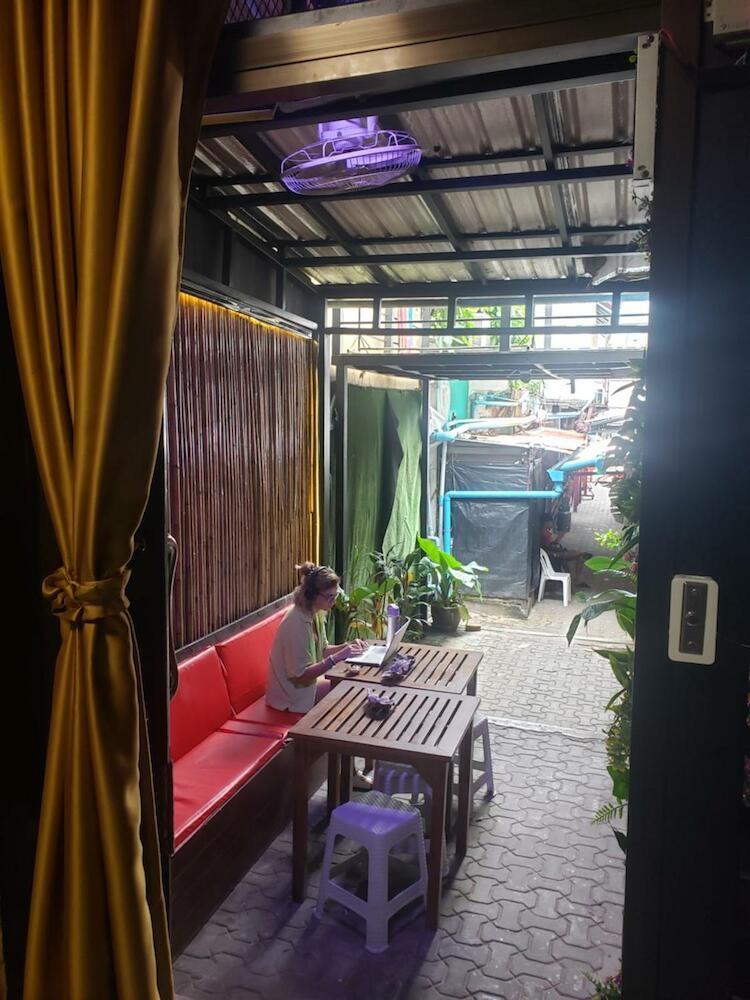 Lucky Dorm, Ko Phi Phi