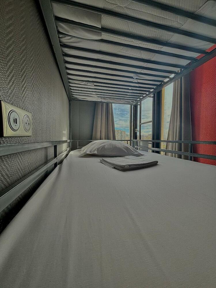 Peace & Love Hostel, Paris