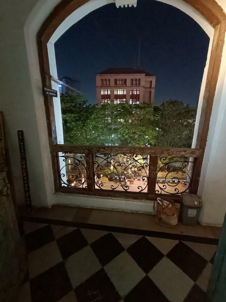 Hostel Vasantashram CST Mumbai, Free Wifi with 1940s Retro vibe