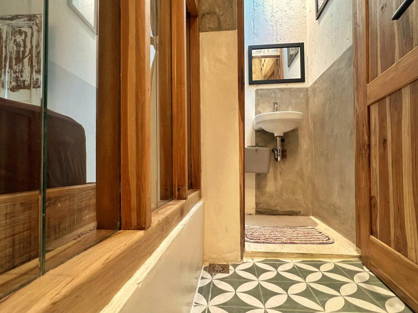 Kotta Hostel, Timuran