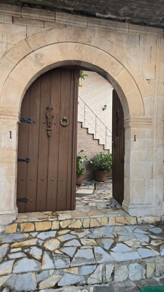 Hostel The Old Gate, Gjirokastër