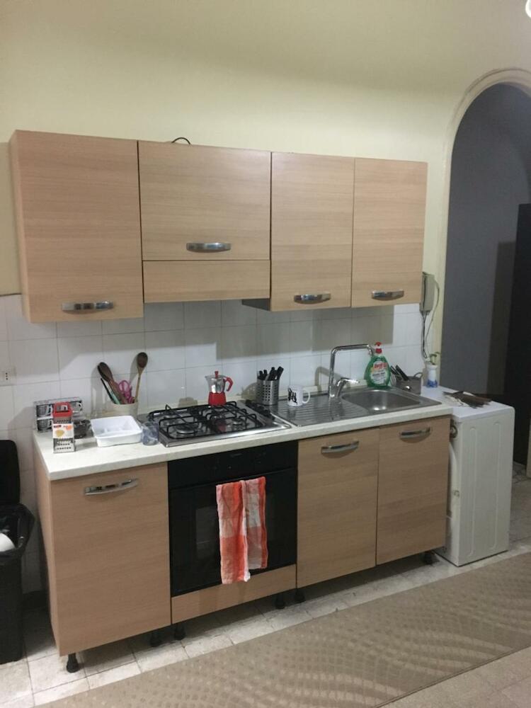 6 Small Rooms, Naples