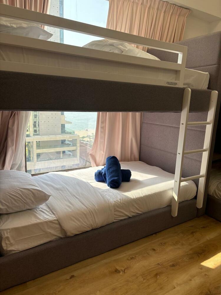 Urban Panda Beach Hostel Jbr, Dubai