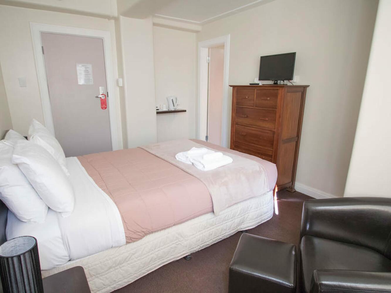 Price Comparison for Hotel Waterloo & Backpackers in Wellington (with HONEST Reviews 2022)