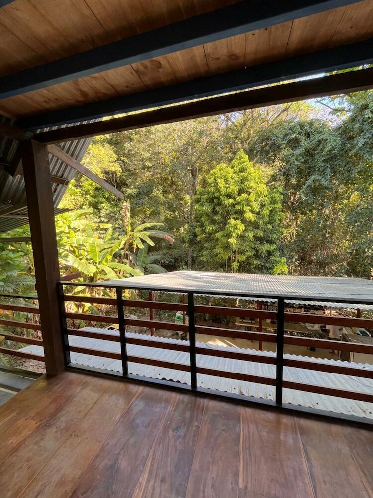 Hostel Tuanis Surf Camp, Santa Teresa