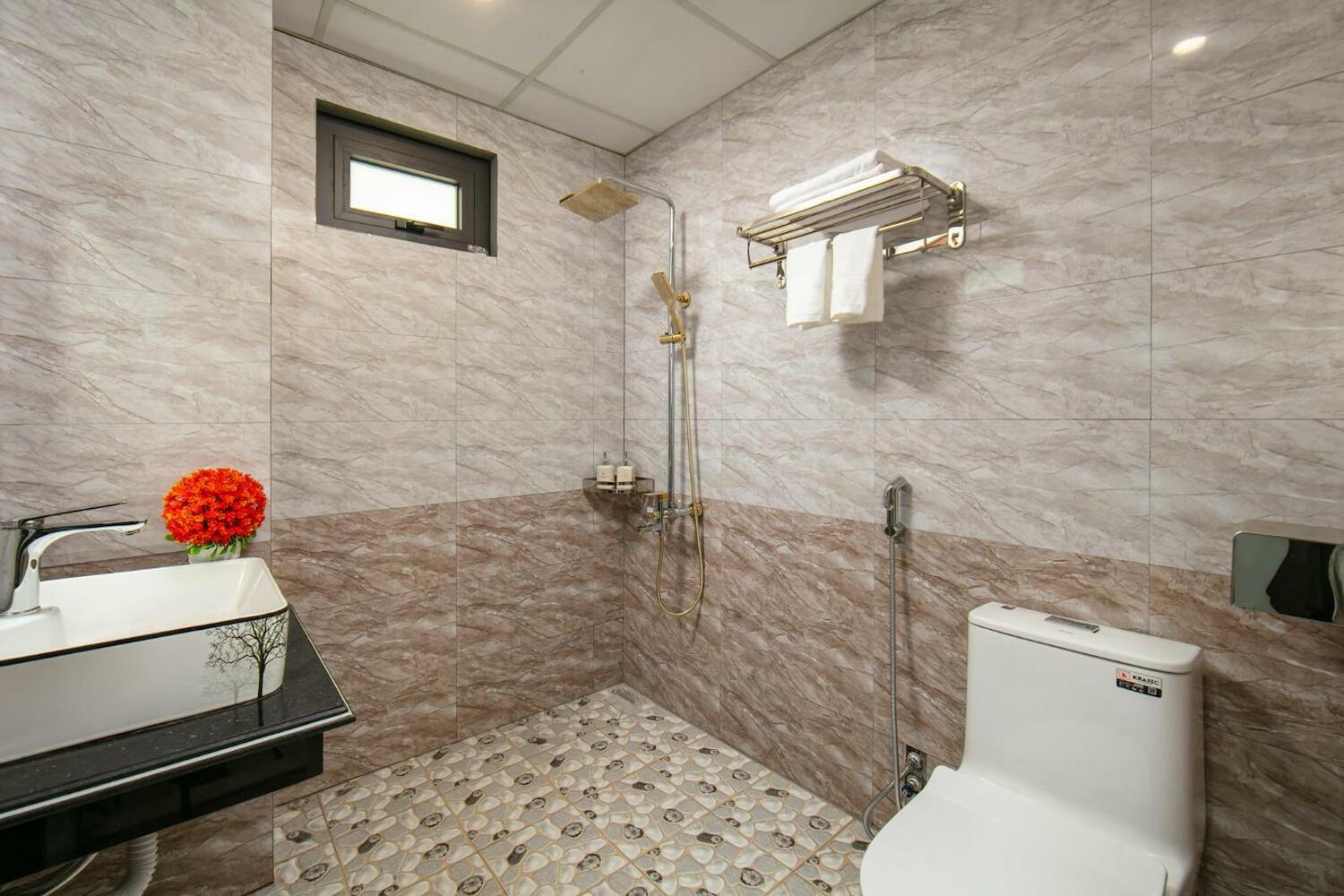 Hanoi Airport Suites Hostel & Travel