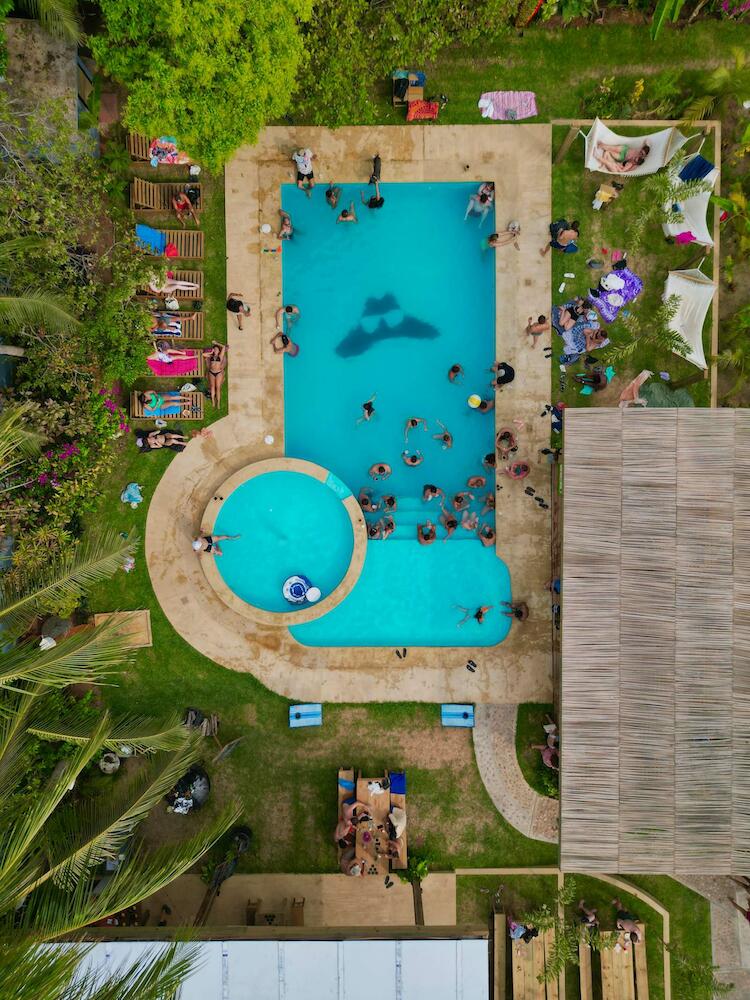 Straw Hat Surf Hostel & Bar