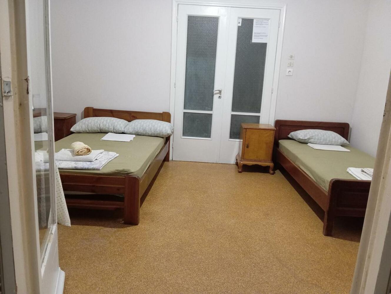 Room for 3 persons bunk bed next to metro