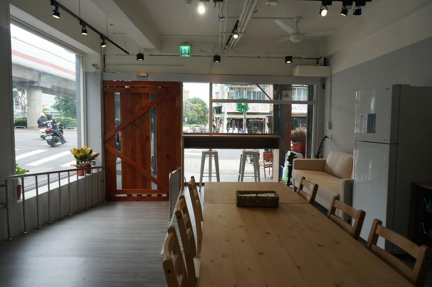 Corner Hostel & Cafe