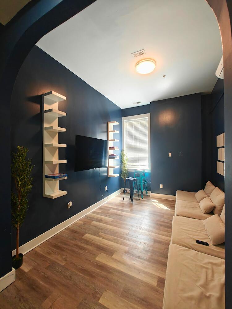 I Street Capsule Hostel