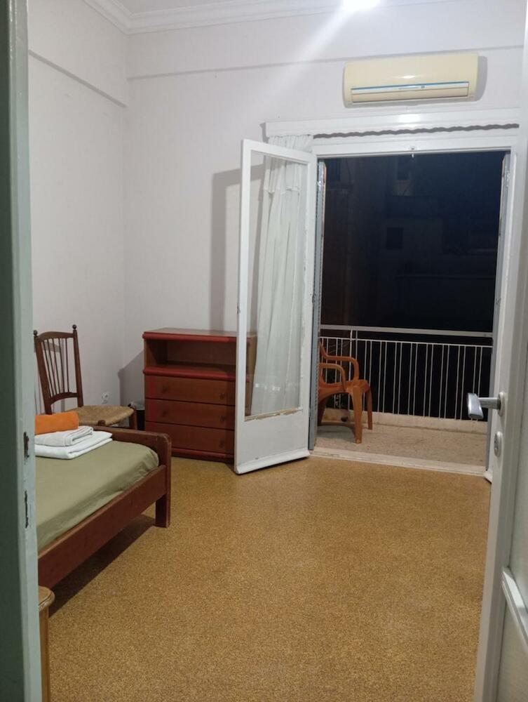Room for 3 persons bunk bed next to metro