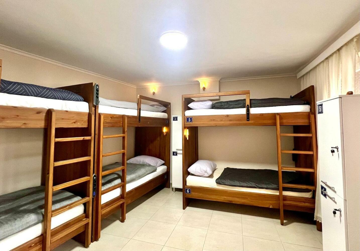 Delphi Hostel, Tirana