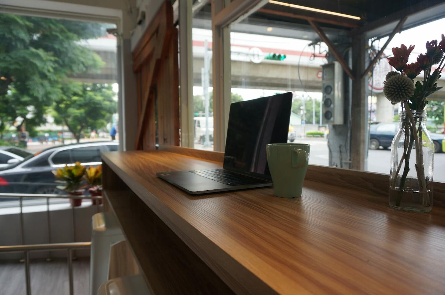 Corner Hostel & Cafe