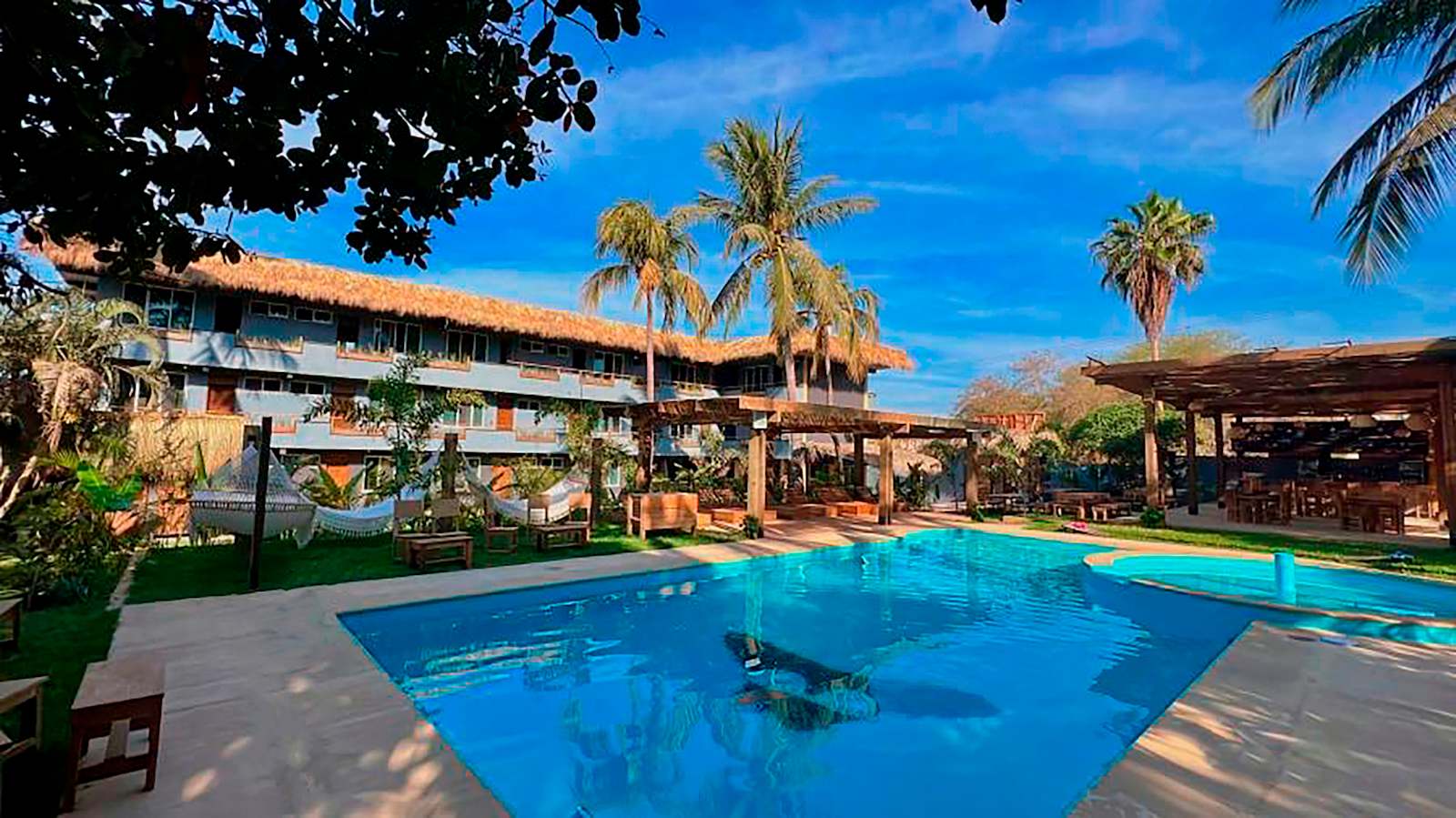 Straw Hat Surf Hostel & Bar