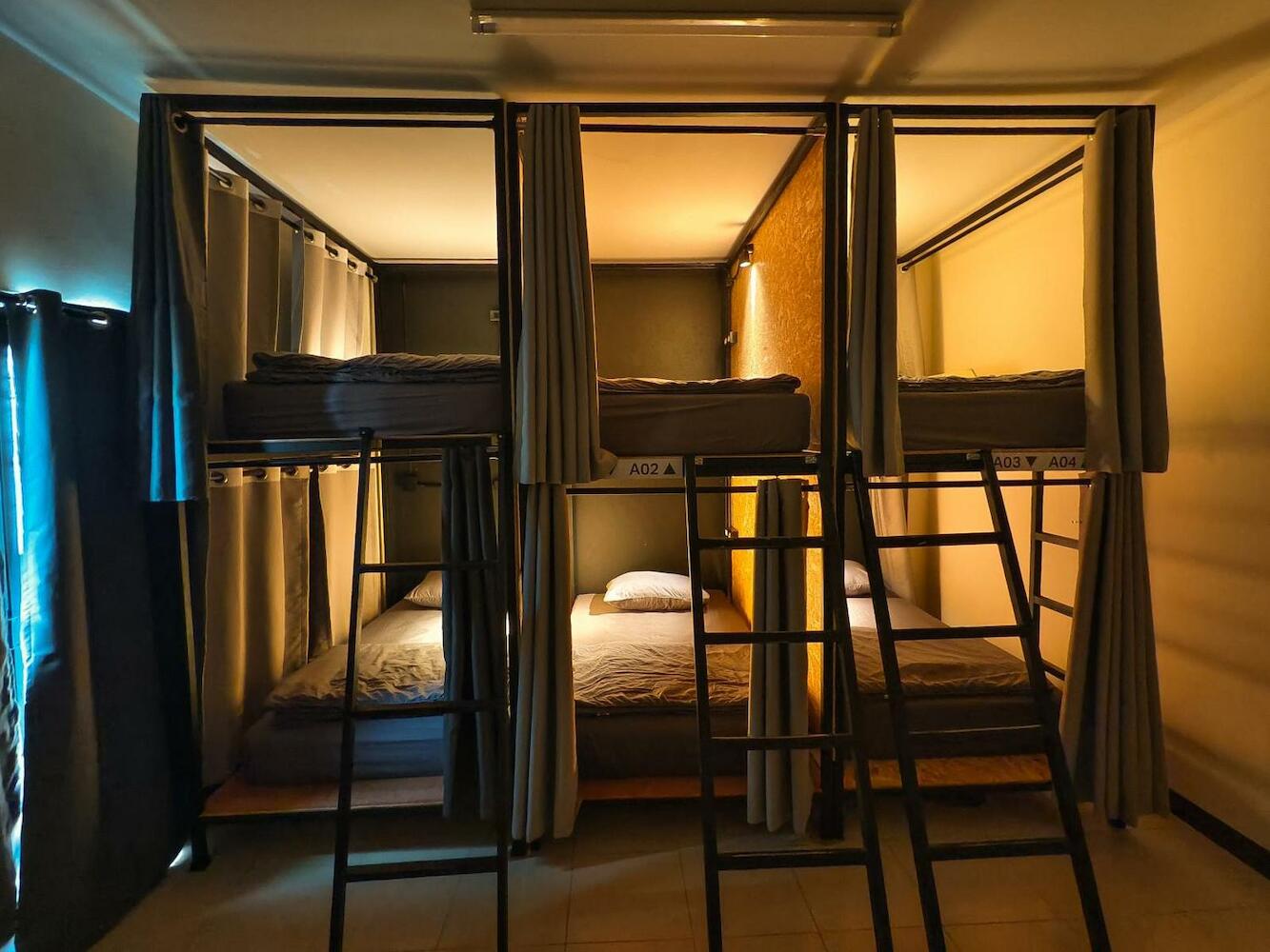 Timn Hostel, Pai