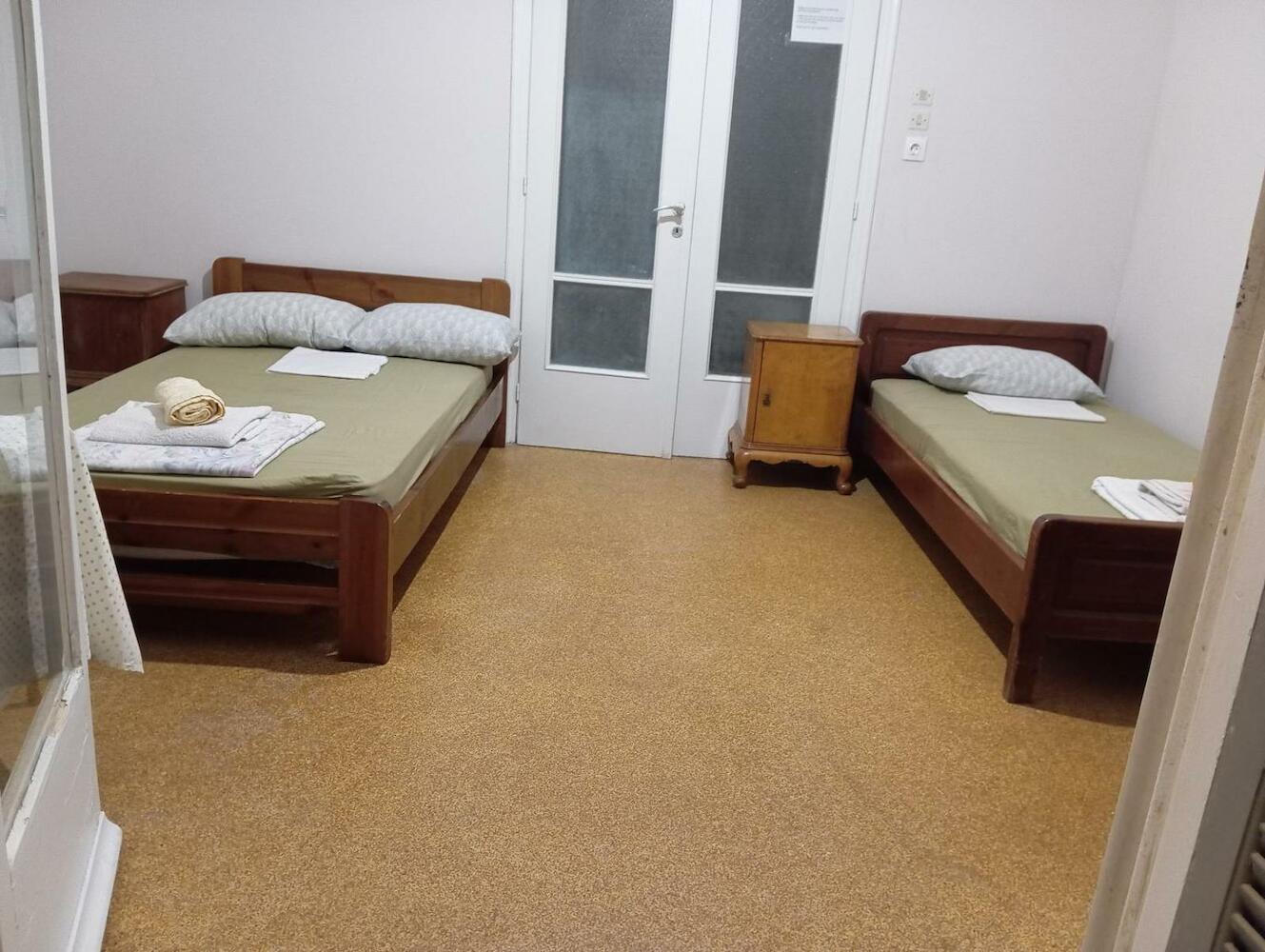 Room for 3 persons bunk bed next to metro
