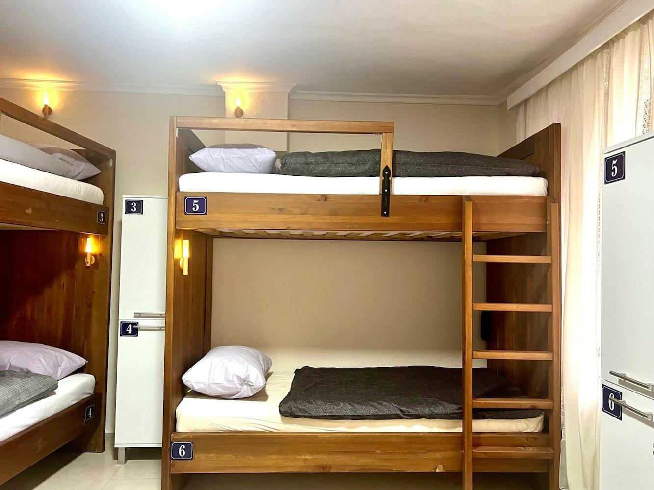Delphi Hostel, Tirana