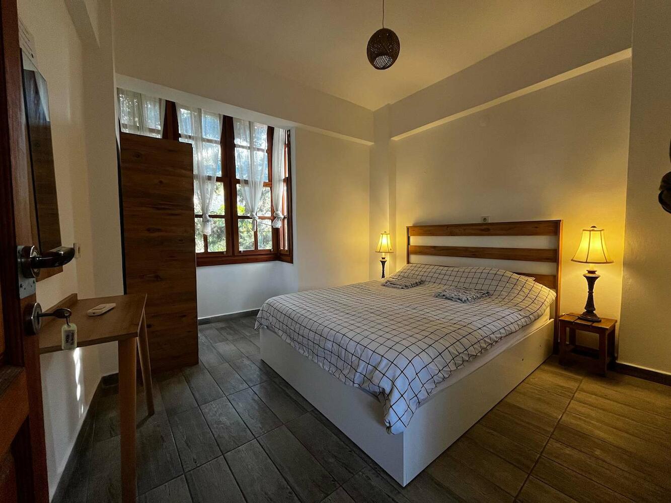 Kuyu Beergarden & Hostel, Antalya
