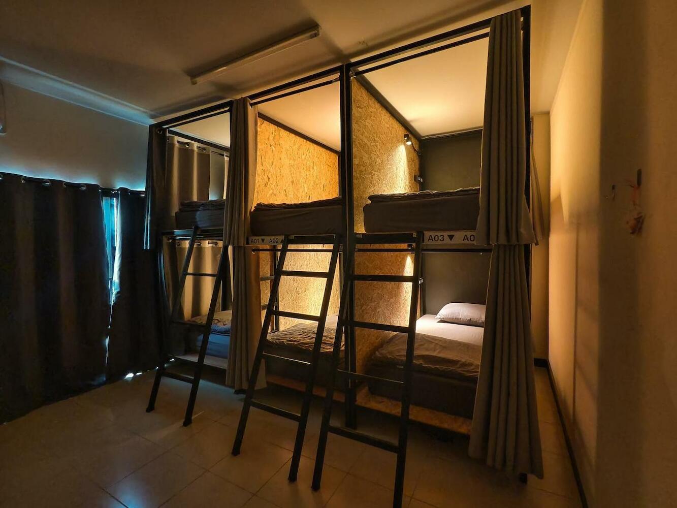 Timn Hostel, Pai