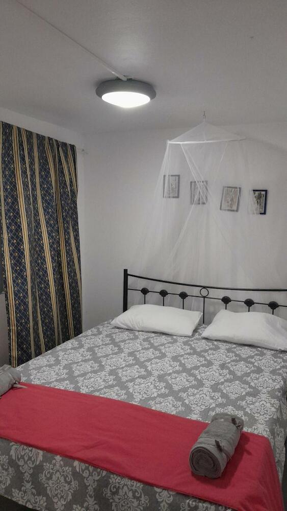 The Rabbit Hole Hostel, Santorini