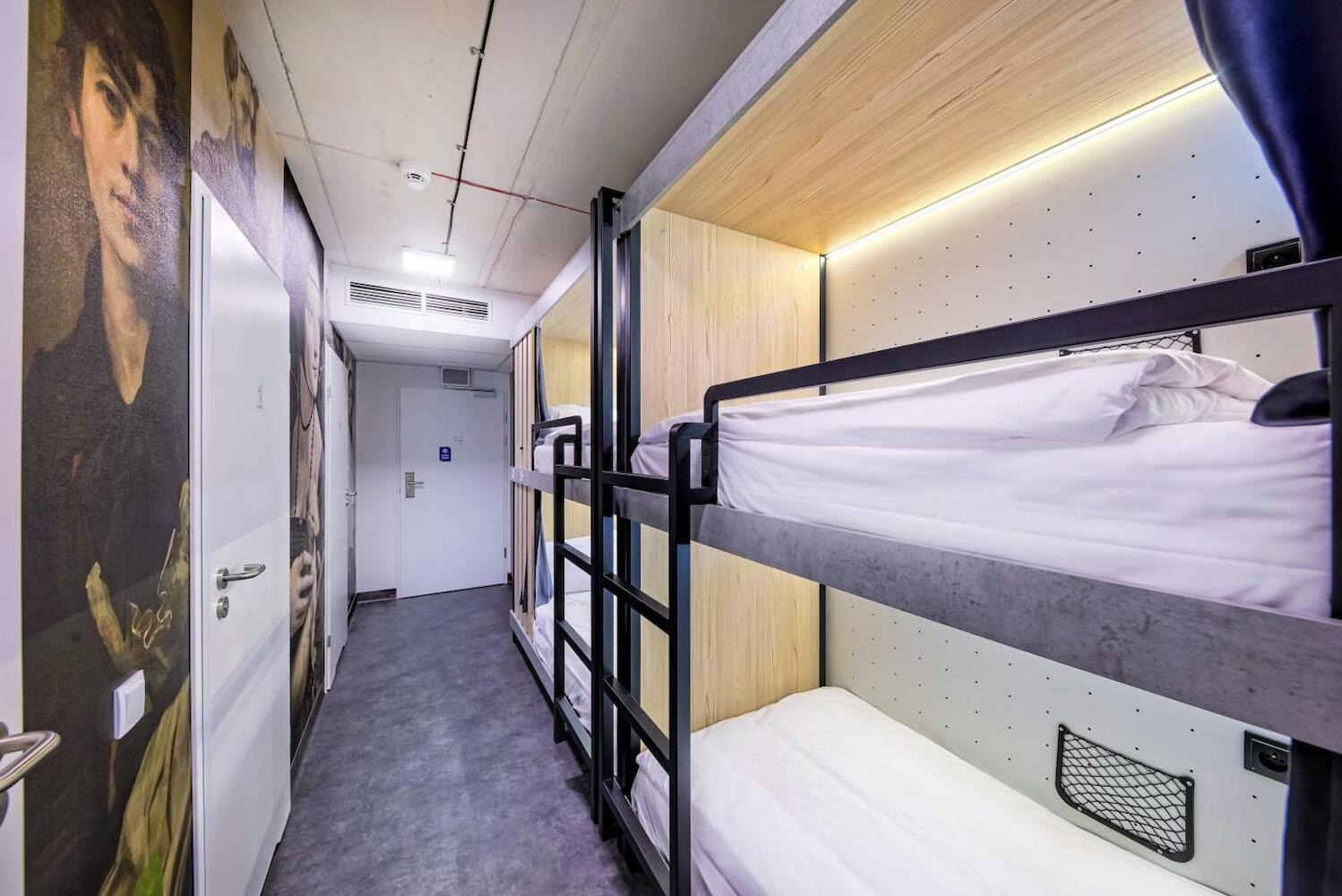Easy One Premium Art Hostel