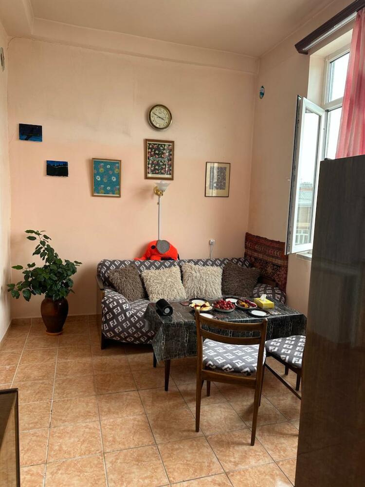 Pariss Library Hostel, Yerevan