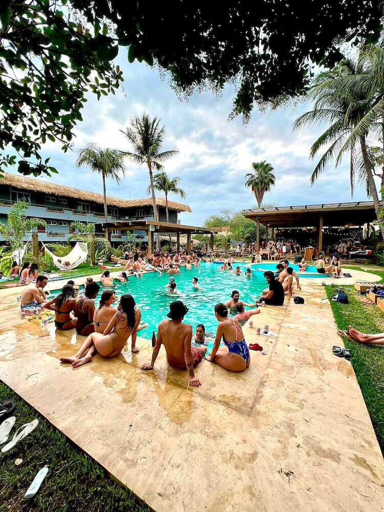 Straw Hat Surf Hostel & Bar