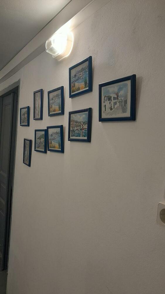 The Rabbit Hole Hostel, Santorini