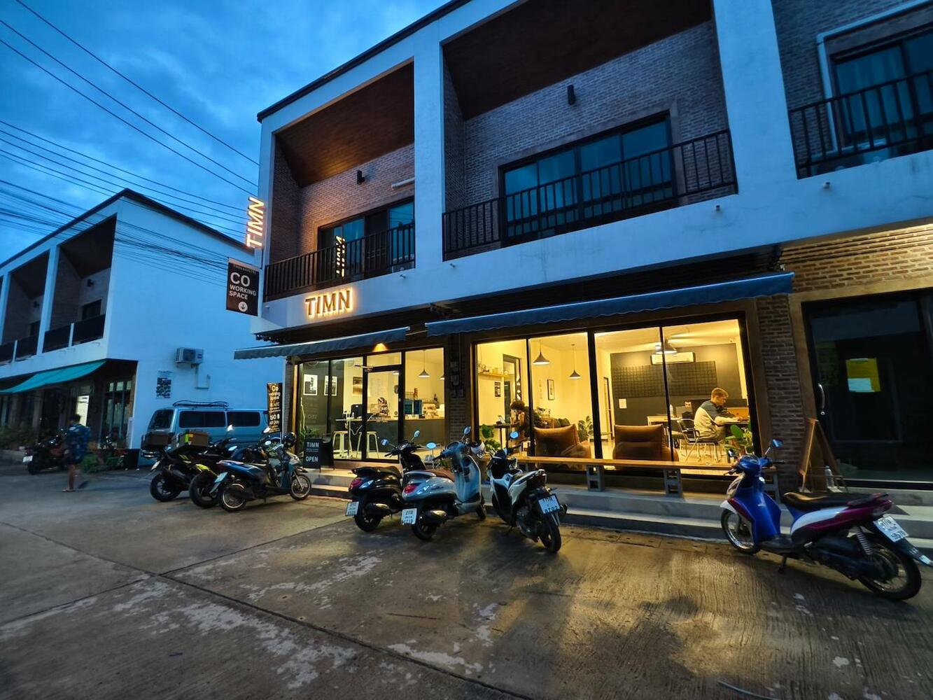 Timn Hostel, Pai