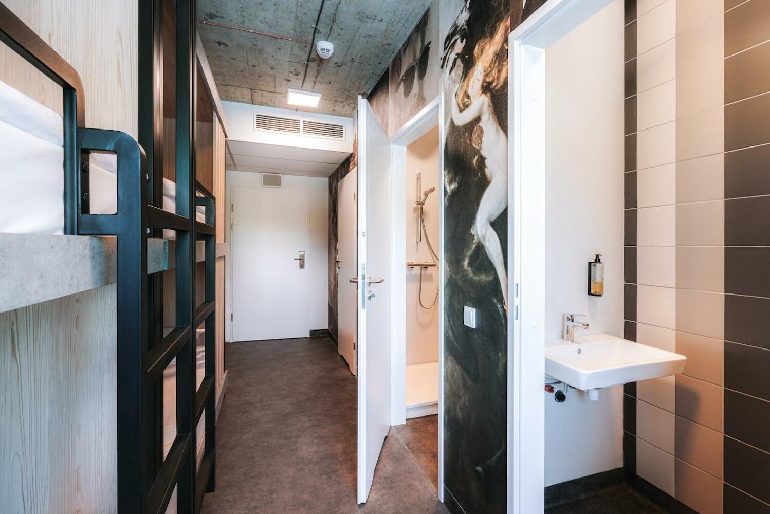 Easy One Premium Art Hostel