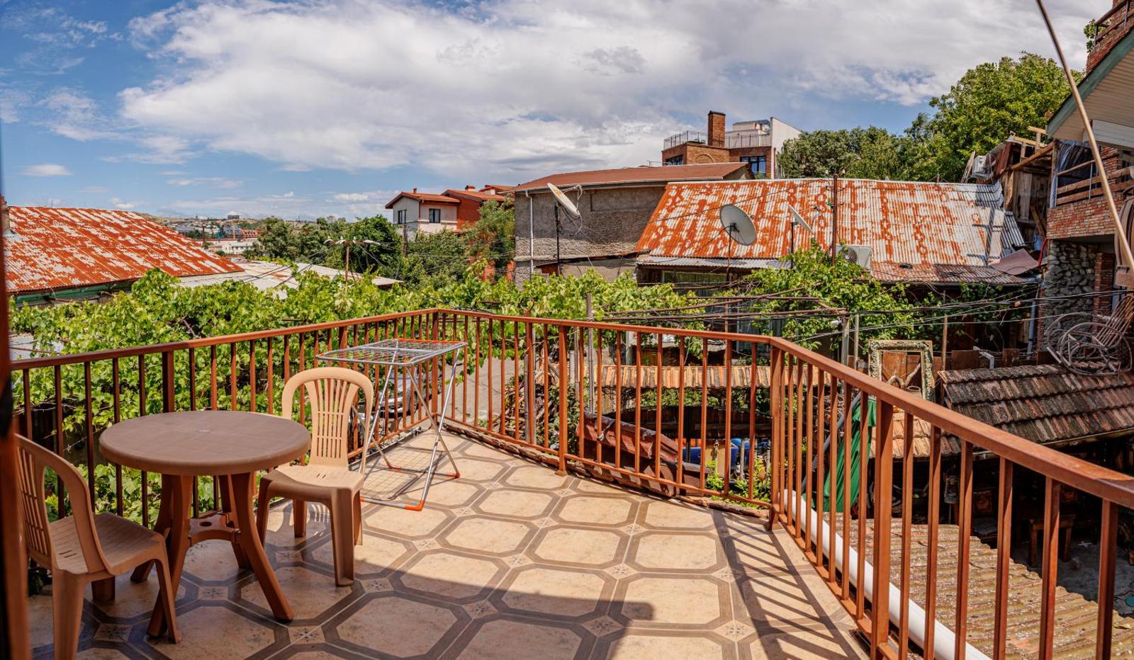 Only Flowers Girls Hostel, Tbilisi