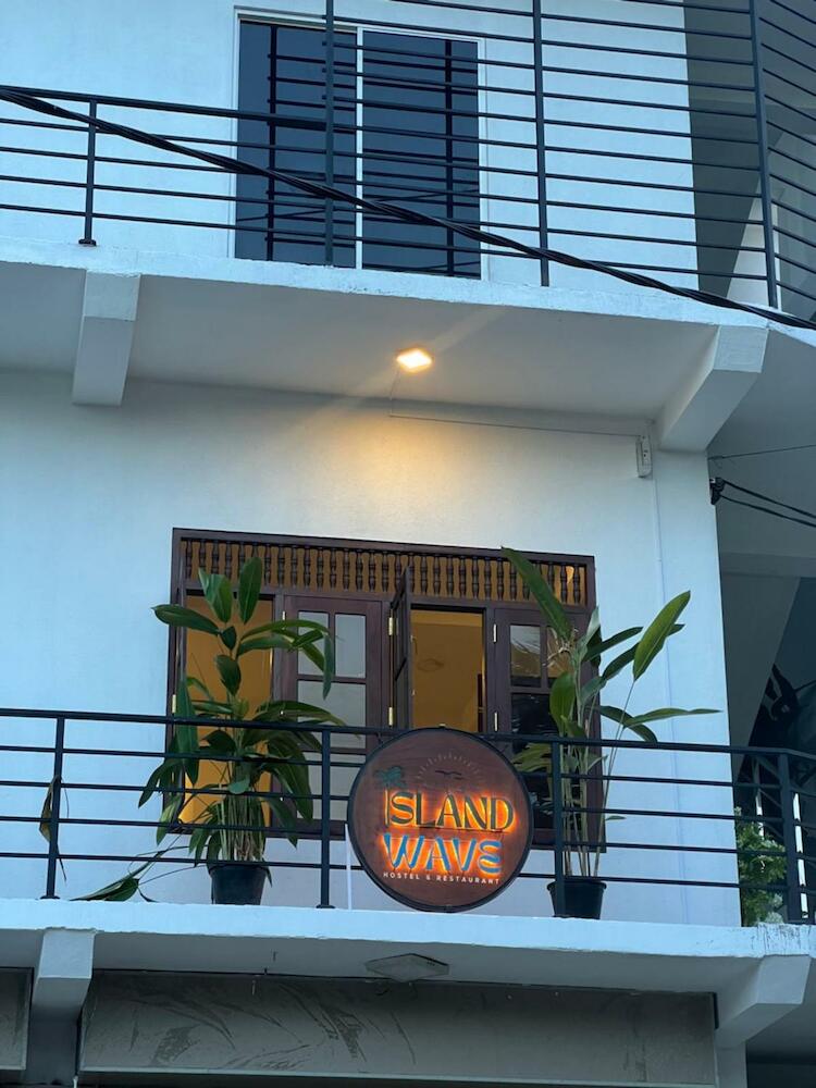 Island Wave Surf Hostel, Weligama