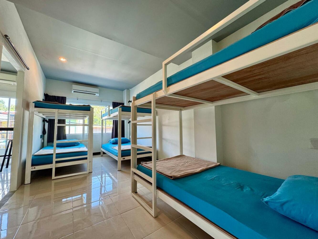 Ananas Central Phuket Hostel