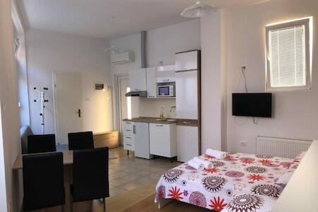 Apartments & Rooms Nardin