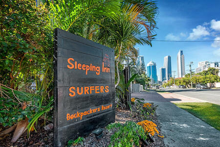 Sleeping Inn Surfers Backpackers