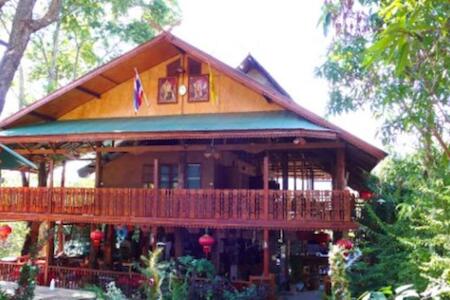 Best Party Hostel: Darling View Point Bungalows, Pai