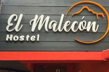 Malecon en calle Techada Hostel, Capilla del Monte