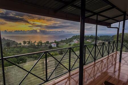 Best Party Hostel: Pura Natura Lodge Manuel Antonio, Quepos Best Party Hostel: Pura Natura Lodge Manuel Antonio, Quepos