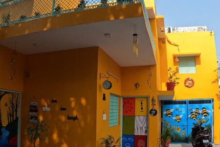 Best for Solo Traveler: The Nomad Cave, Lucknow