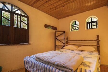 Quarto privativo com cama de casal - Kitnet compartilhado - Espaço Cultural Lado
