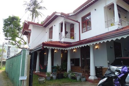 Best for Solo Traveler: Ceylon Glory Hostel, Negombo