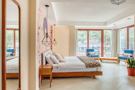 Best for Female Solo Traveler: Hotel Brio Centro, Baños