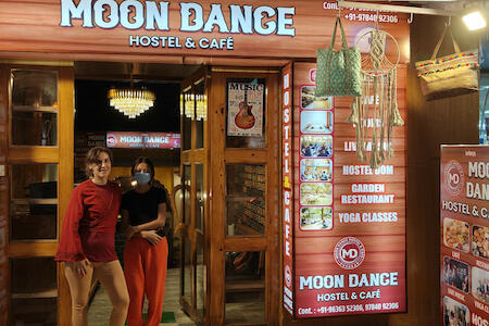Moon Dance Hostel & Cafe