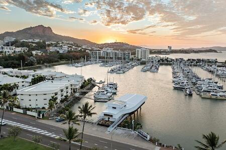 Best Party Hostel: The Pier Pods On The Water- 50m From Townsville Bus Terminal & Ferry Terminal, Townsville