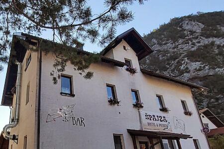 Best Party Hostel: Hostel In Picerija Špajza, Mojstrana