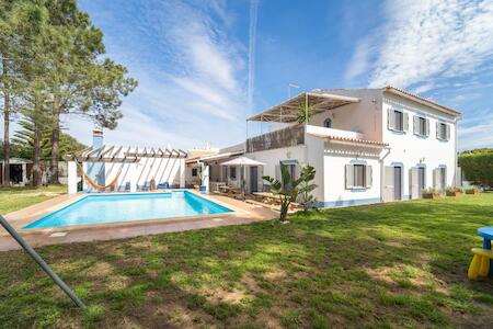 Best for Female Solo Traveler: Aljezur Villas Hostel, Aljezur